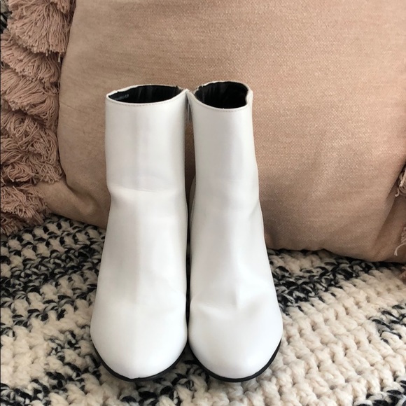 ✨ Steve Madden Booties in White ✨ - Picture 2 of 5